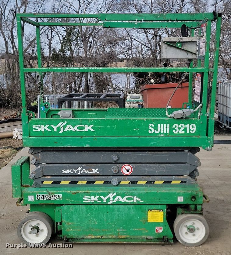 image for item LA9779 2014 Skyjack SJIII 3219 scissor lift
