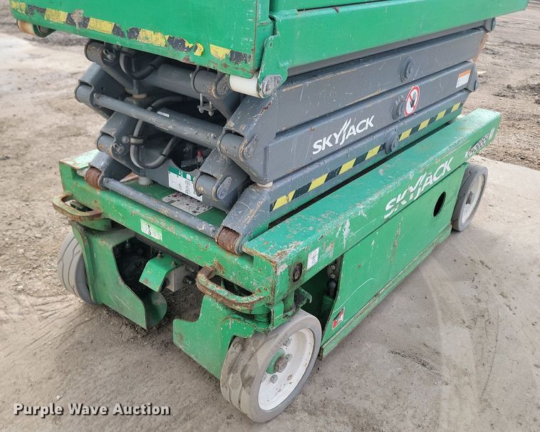 image for item LA9779 2014 Skyjack SJIII 3219 scissor lift