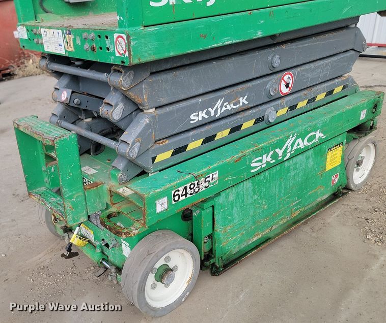 image for item LA9779 2014 Skyjack SJIII 3219 scissor lift