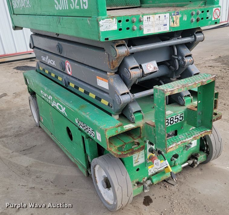 image for item LA9779 2014 Skyjack SJIII 3219 scissor lift