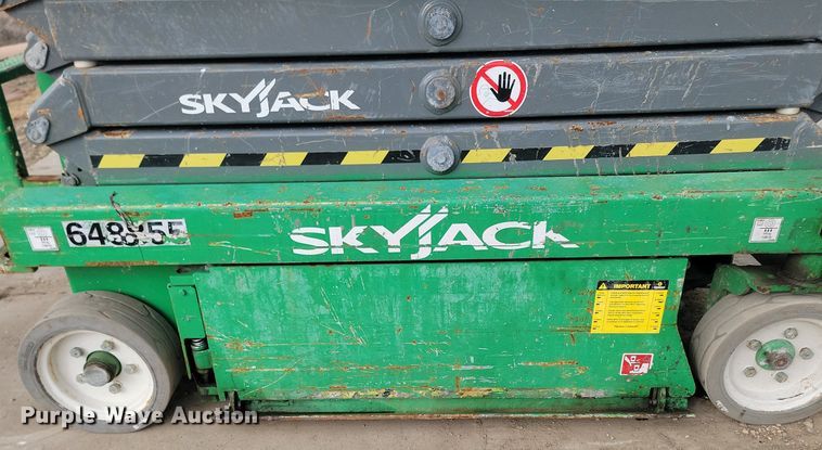 image for item LA9779 2014 Skyjack SJIII 3219 scissor lift