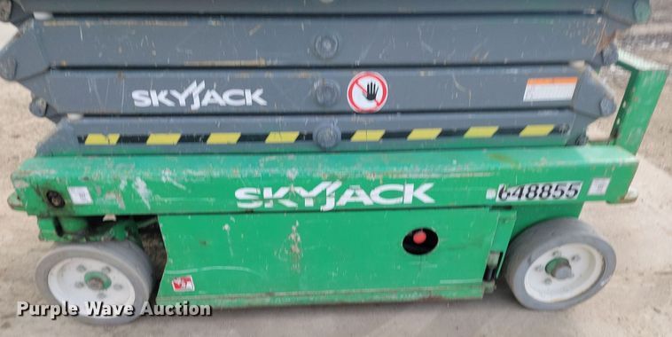 image for item LA9779 2014 Skyjack SJIII 3219 scissor lift