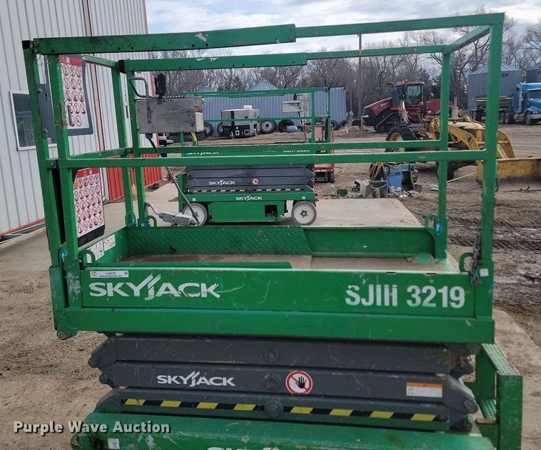 image for item LA9779 2014 Skyjack SJIII 3219 scissor lift