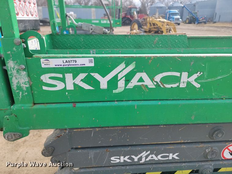 image for item LA9779 2014 Skyjack SJIII 3219 scissor lift