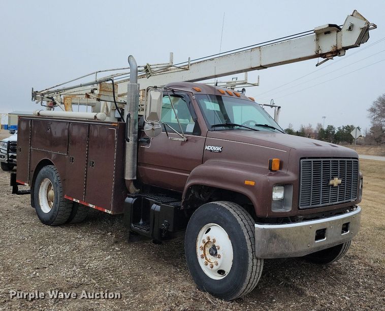 image for item LC9866 1996 Chevrolet  Kodiak pulling truck