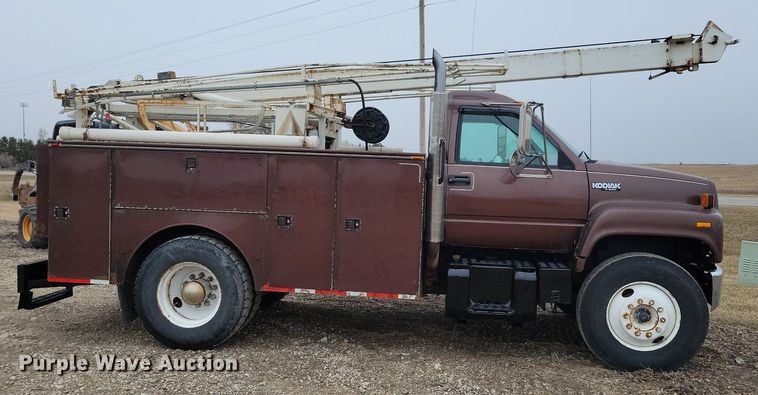 image for item LC9866 1996 Chevrolet  Kodiak pulling truck