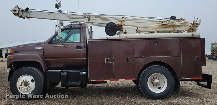 image for item LC9866 1996 Chevrolet  Kodiak pulling truck