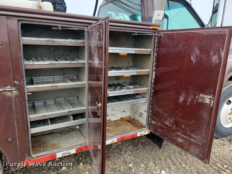 image for item LC9866 1996 Chevrolet  Kodiak pulling truck