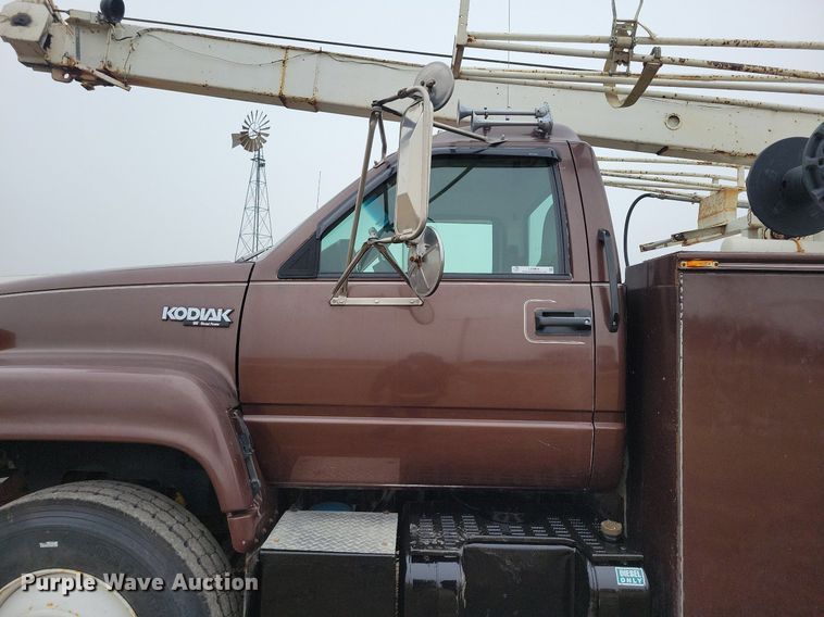 image for item LC9866 1996 Chevrolet  Kodiak pulling truck