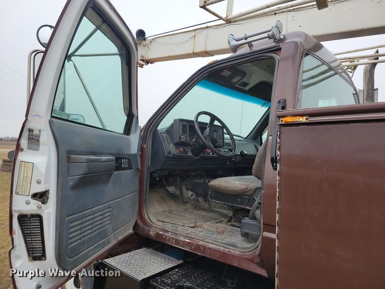 image for item LC9866 1996 Chevrolet  Kodiak pulling truck