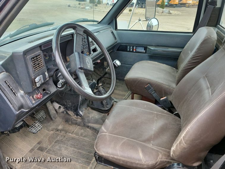 image for item LC9866 1996 Chevrolet  Kodiak pulling truck