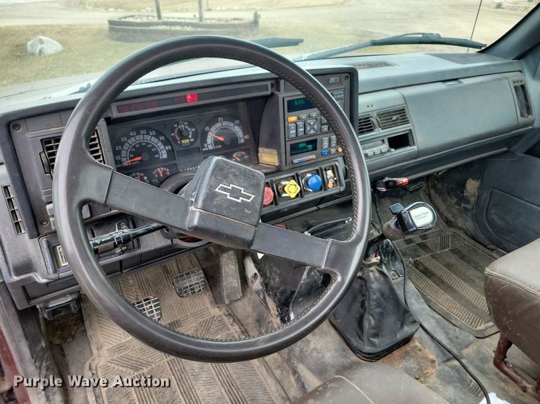 image for item LC9866 1996 Chevrolet  Kodiak pulling truck