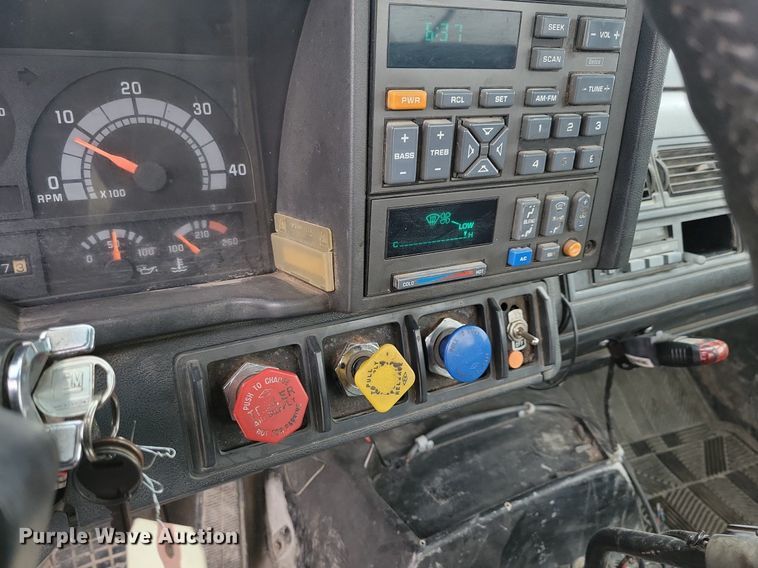 image for item LC9866 1996 Chevrolet  Kodiak pulling truck