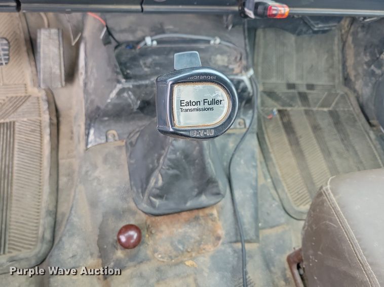 image for item LC9866 1996 Chevrolet  Kodiak pulling truck