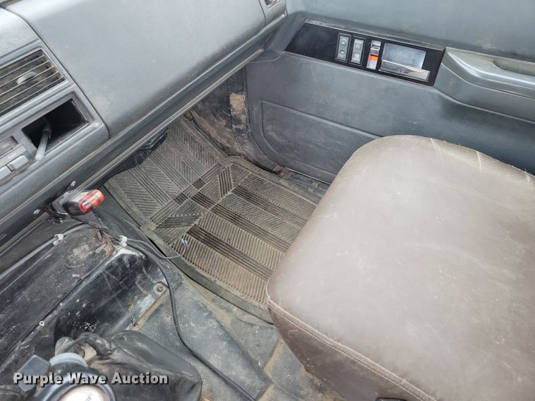 image for item LC9866 1996 Chevrolet  Kodiak pulling truck