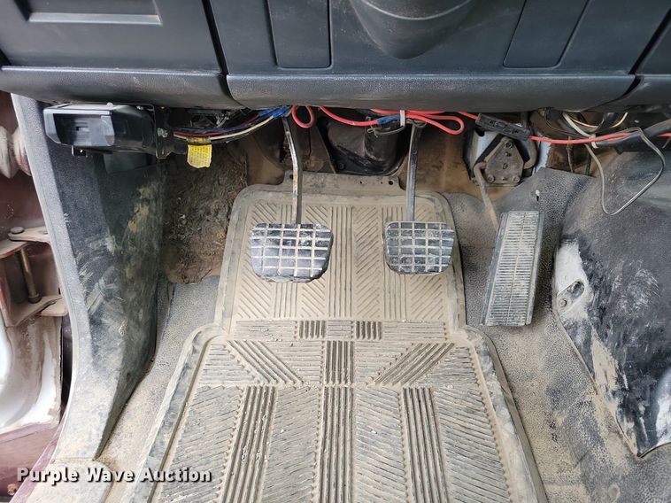 image for item LC9866 1996 Chevrolet  Kodiak pulling truck