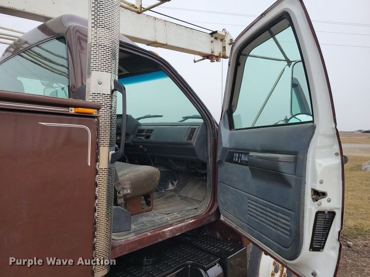 image for item LC9866 1996 Chevrolet  Kodiak pulling truck