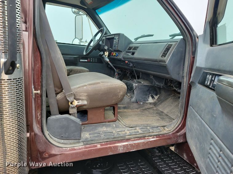 image for item LC9866 1996 Chevrolet  Kodiak pulling truck