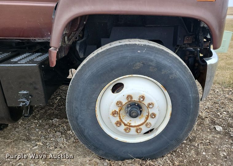 image for item LC9866 1996 Chevrolet  Kodiak pulling truck