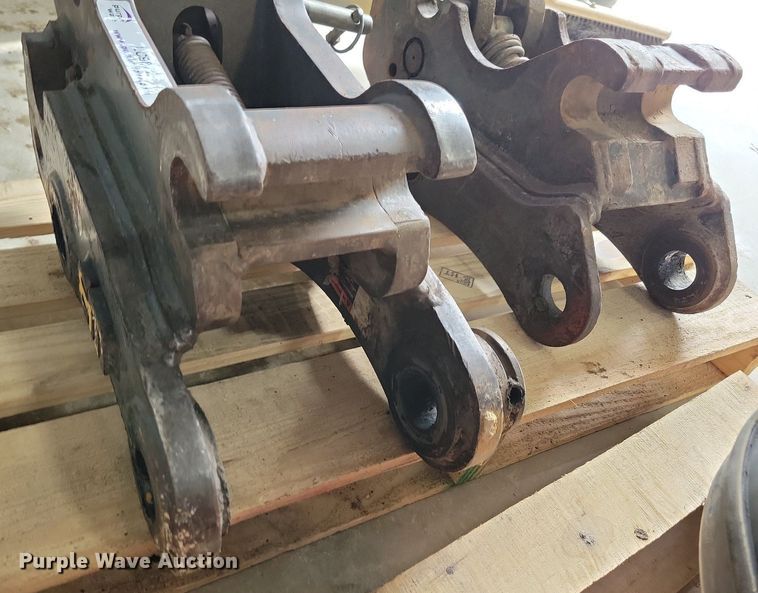 image for item LC9872 (2) WB mechanical quick attach brackets