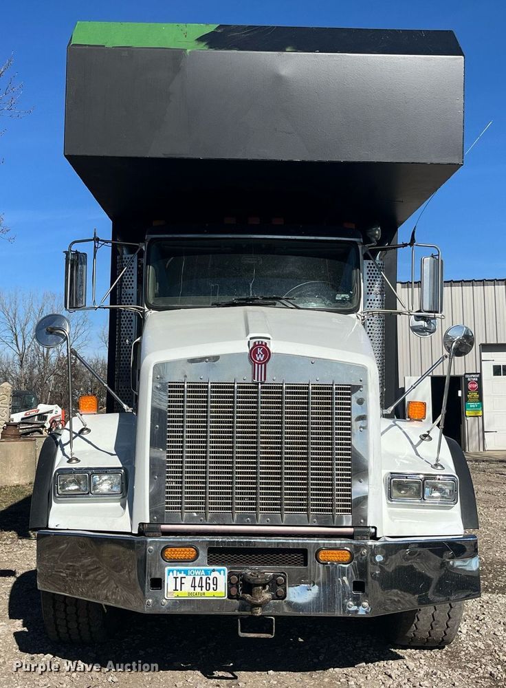 image for item LD9974 2013 Kenworth T800 grapple crane truck