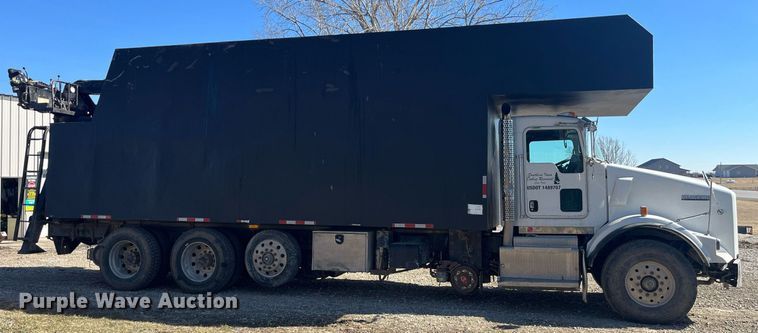 image for item LD9974 2013 Kenworth T800 grapple crane truck