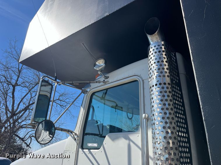 image for item LD9974 2013 Kenworth T800 grapple crane truck