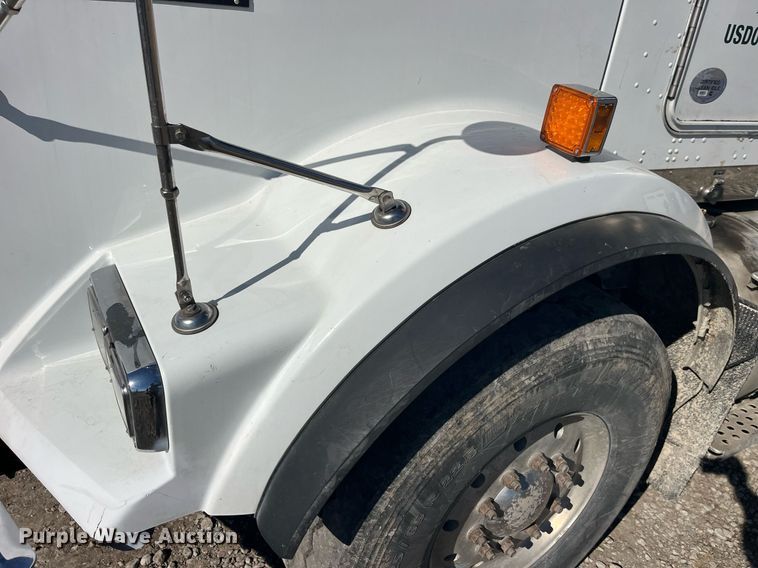 image for item LD9974 2013 Kenworth T800 grapple crane truck