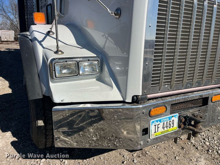 image for item LD9974 2013 Kenworth T800 grapple crane truck