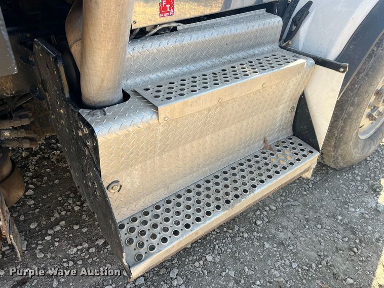 image for item LD9974 2013 Kenworth T800 grapple crane truck