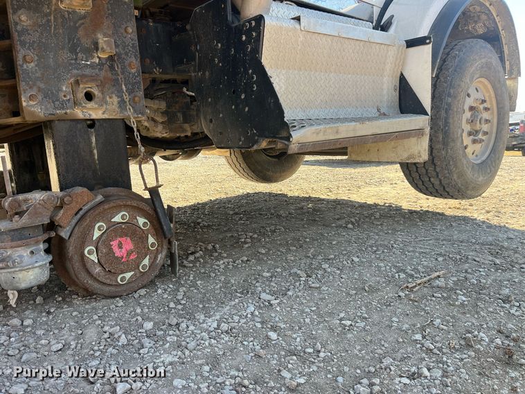 image for item LD9974 2013 Kenworth T800 grapple crane truck