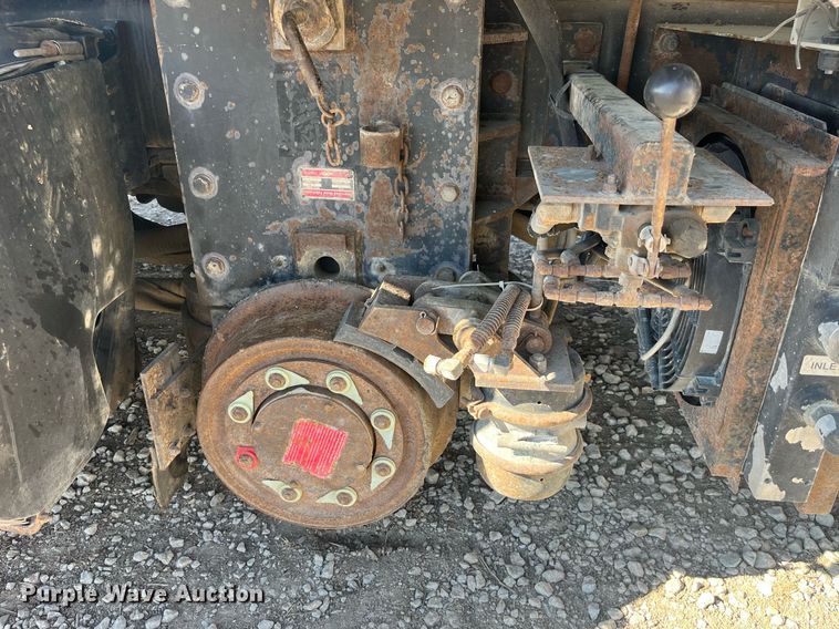 image for item LD9974 2013 Kenworth T800 grapple crane truck