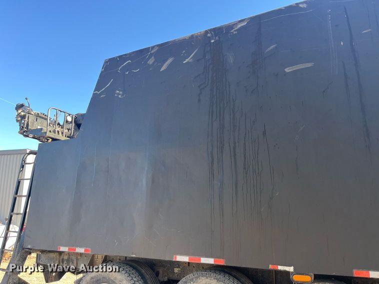 image for item LD9974 2013 Kenworth T800 grapple crane truck