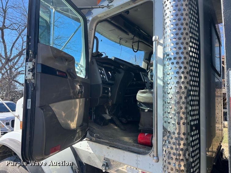 image for item LD9974 2013 Kenworth T800 grapple crane truck