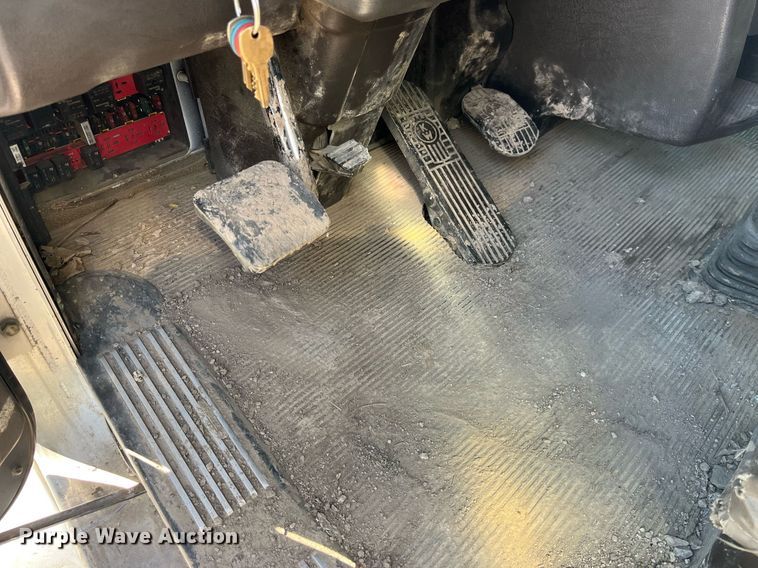 image for item LD9974 2013 Kenworth T800 grapple crane truck