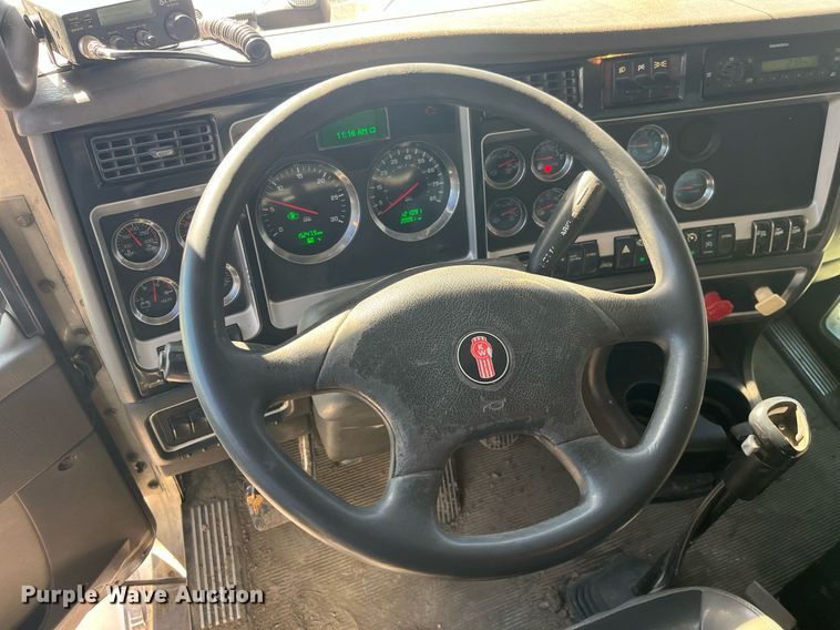 image for item LD9974 2013 Kenworth T800 grapple crane truck