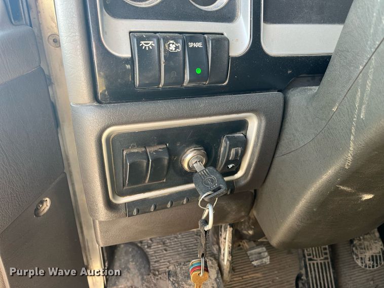 image for item LD9974 2013 Kenworth T800 grapple crane truck