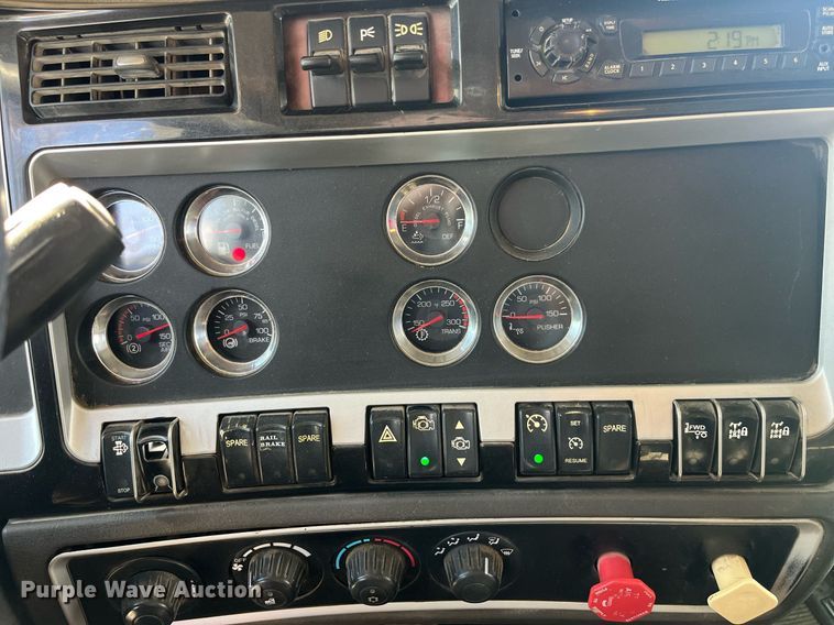 image for item LD9974 2013 Kenworth T800 grapple crane truck