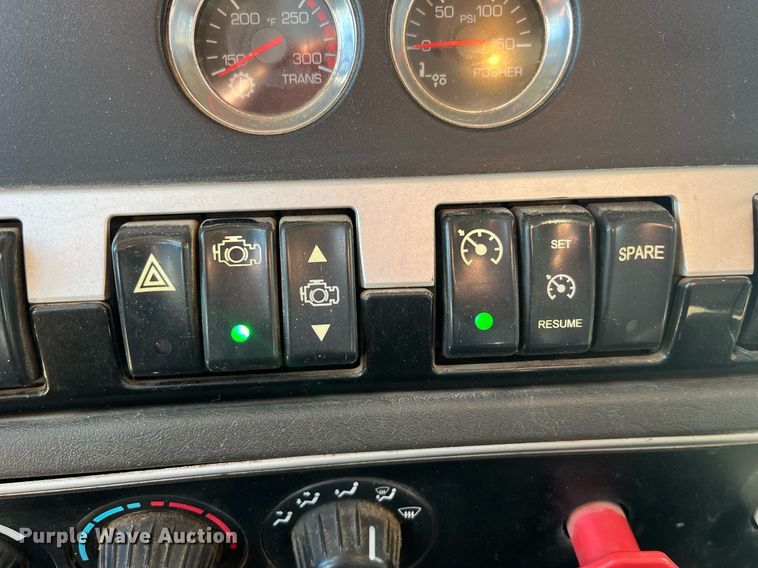 image for item LD9974 2013 Kenworth T800 grapple crane truck