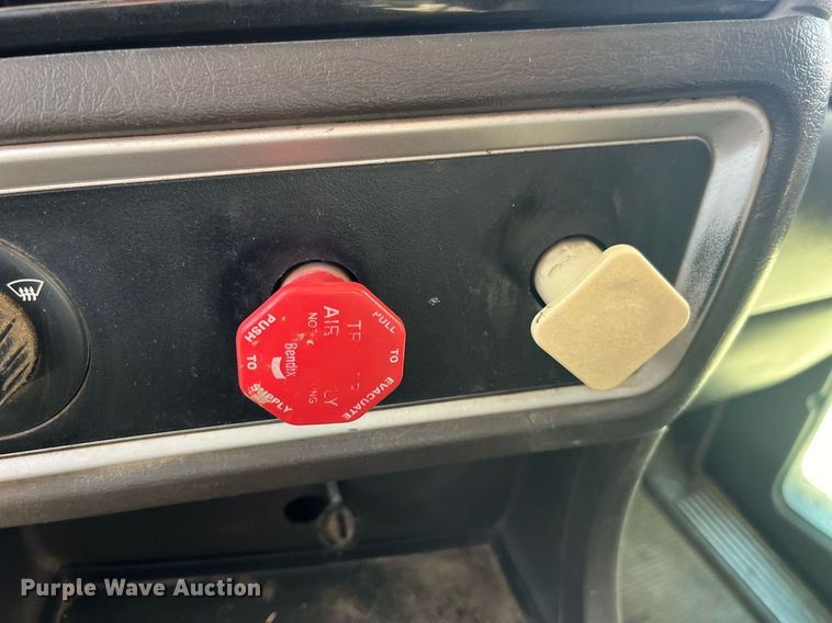 image for item LD9974 2013 Kenworth T800 grapple crane truck