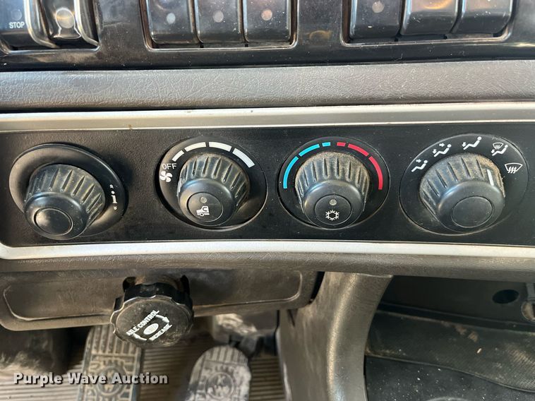 image for item LD9974 2013 Kenworth T800 grapple crane truck