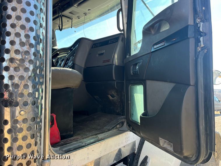 image for item LD9974 2013 Kenworth T800 grapple crane truck