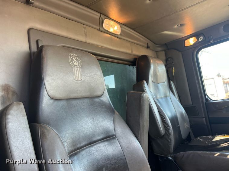 image for item LD9974 2013 Kenworth T800 grapple crane truck