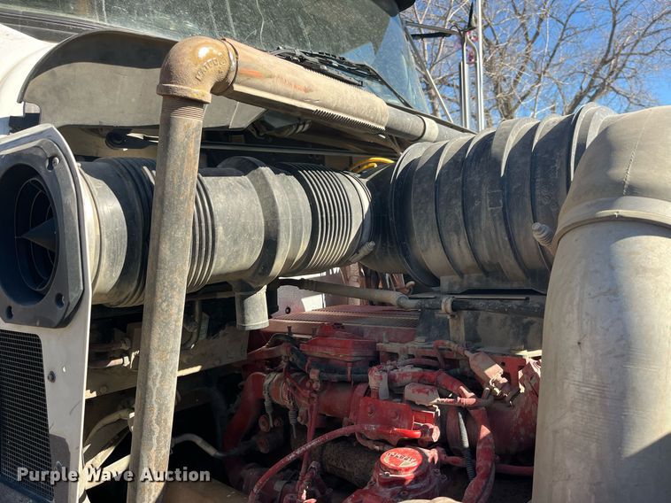 image for item LD9974 2013 Kenworth T800 grapple crane truck