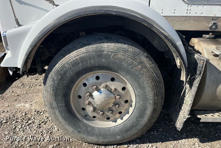 image for item LD9974 2013 Kenworth T800 grapple crane truck