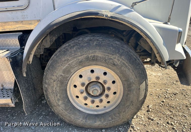 image for item LD9974 2013 Kenworth T800 grapple crane truck