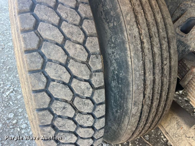 image for item LD9974 2013 Kenworth T800 grapple crane truck