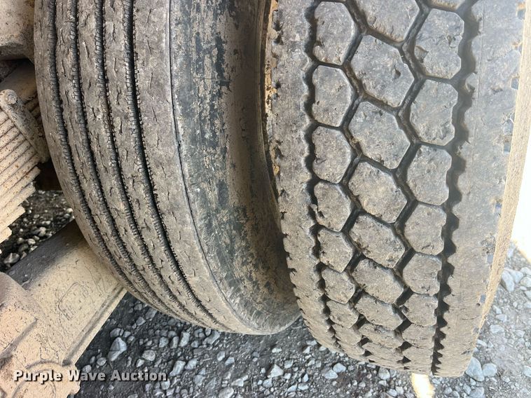 image for item LD9974 2013 Kenworth T800 grapple crane truck