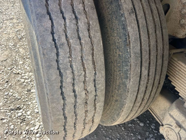 image for item LD9974 2013 Kenworth T800 grapple crane truck