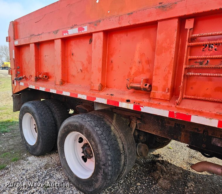 image for item MA9282 2001 Sterling L7500 dump truck